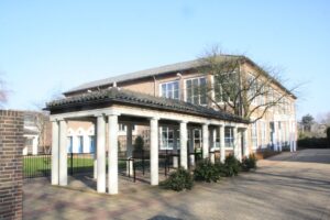 De galerij en daarachter de entree