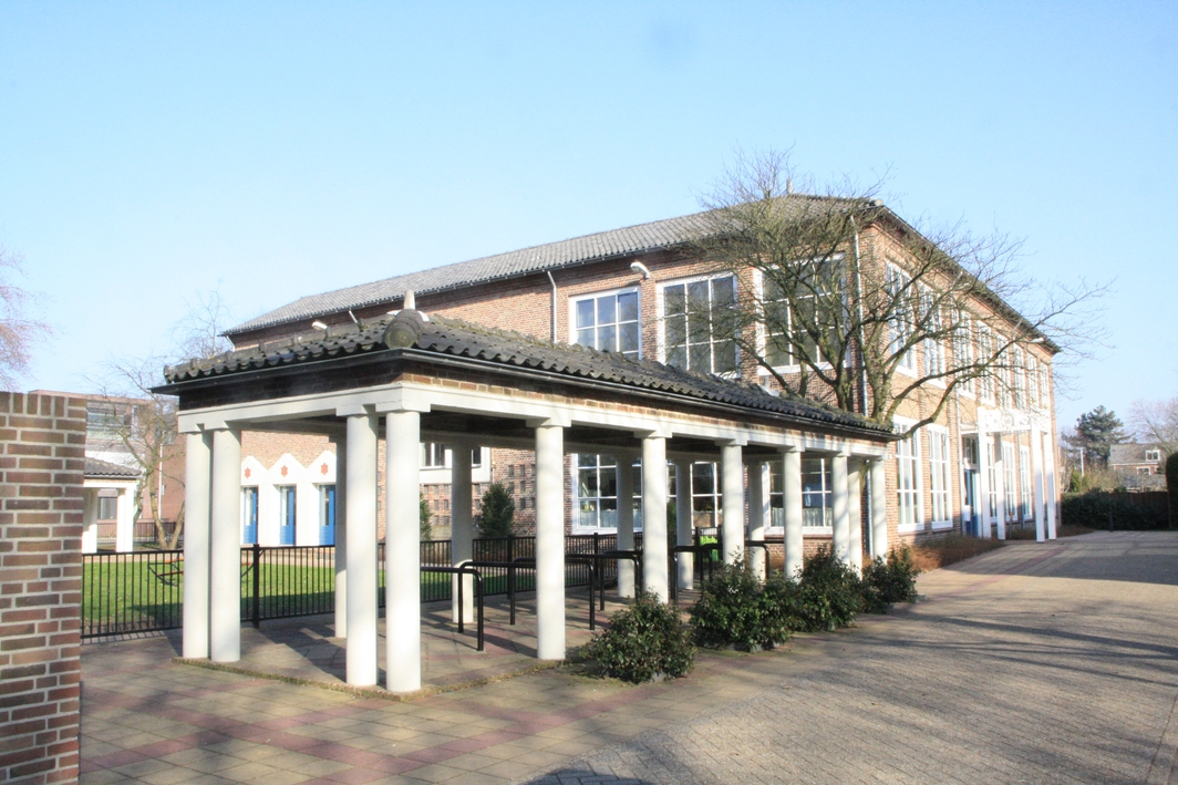 De galerij en daarachter de entree